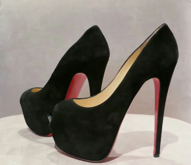 Tacones negros suela roja: estilo y versatilidad para cada ocasión