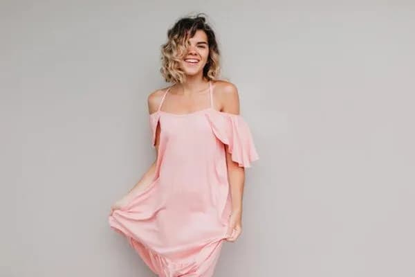 Cómo combinar un vestido rosa palo para brillar en cualquier ocasión