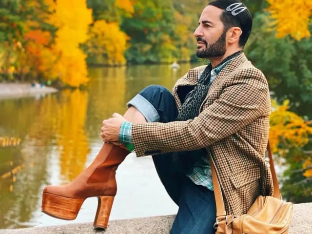 La fascinante historia de hombres con tacones y su impacto en la moda